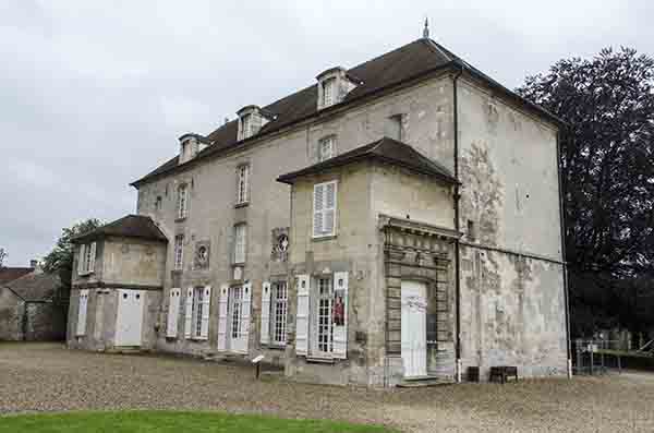 Francia - Senlis 09 - parque de los restos del castillo real de Senlis.jpg
